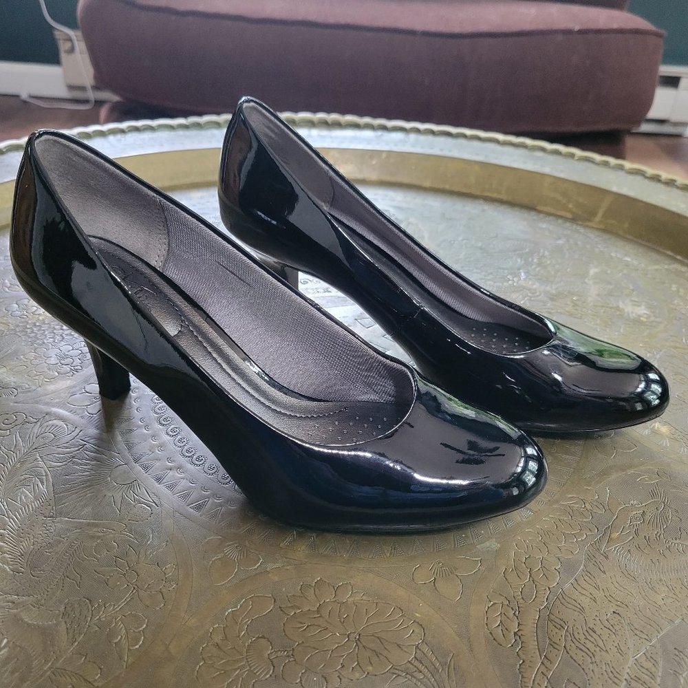 Life Stride Patent Leather Round Toe Heels